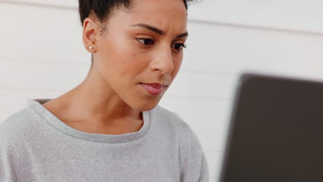 estrés, confusión y mujer en una computadora portátil trabajando
