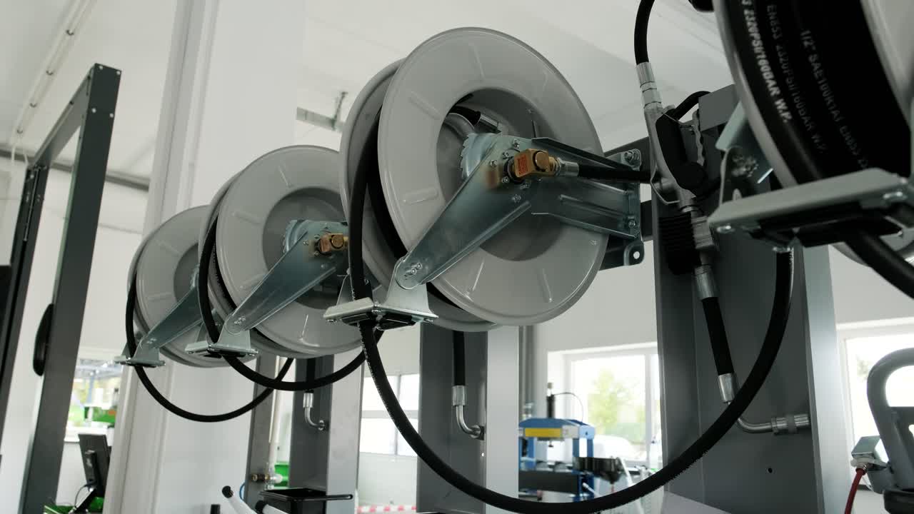 작업실에서 산업용 호스 릴