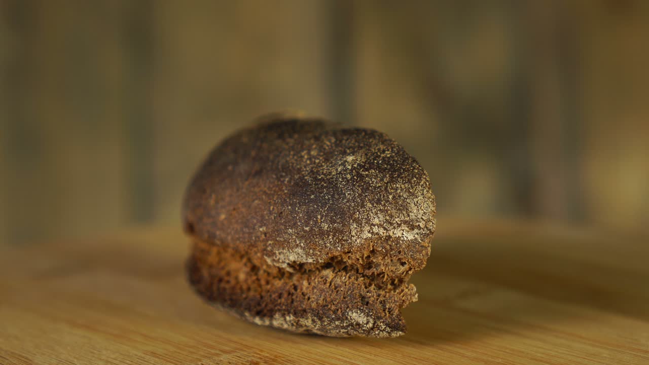 pedazo de pan fresco girando en una tabla de cortar de madera