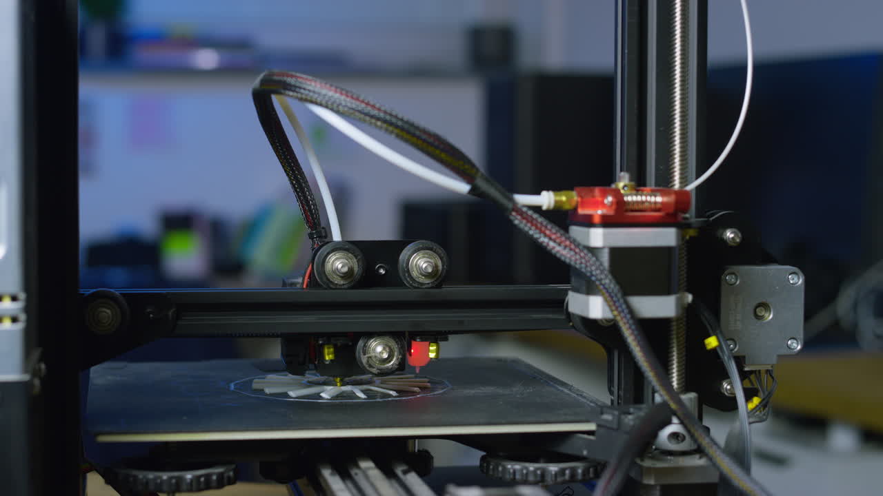 Una stampante 3D utilizza la produzione additiva per creare un prototipo in uno spazio di lavoro professionale con