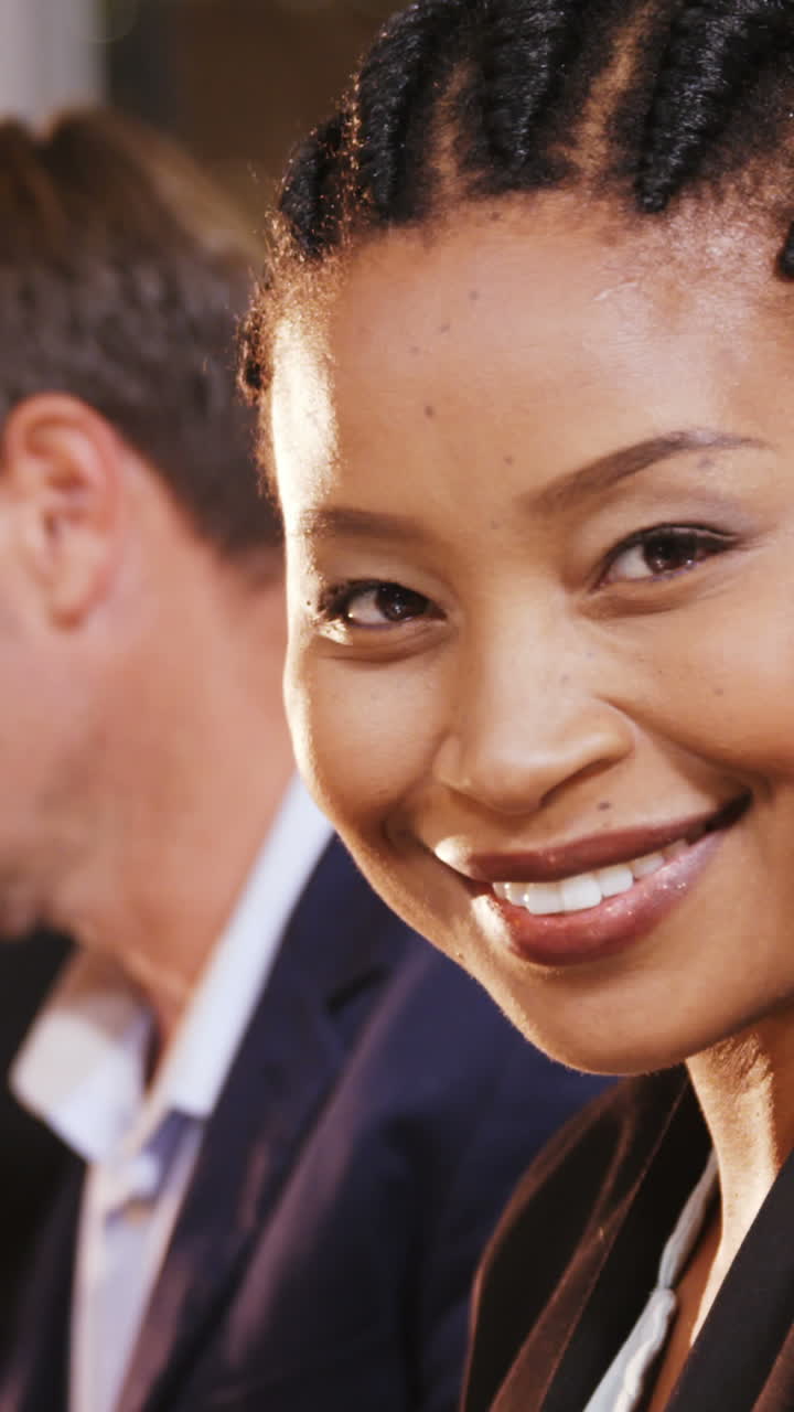 mujer de negocios usando una tableta digital mientras sus colegas escriben notas