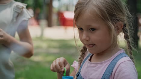 Chica-Caucásica-Soplando-Pompas-De-Jabón-En-El-Parque.