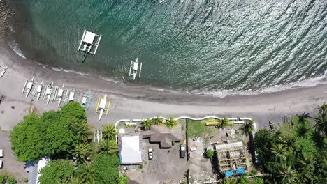 Vista-Aérea-De-&quot;ojo-De-Pájaro&quot;-De-Una-Playa-En-Negros-Orientales,-Filipinas,-En-Un-Paisaje-Tropical-Con-Canoas