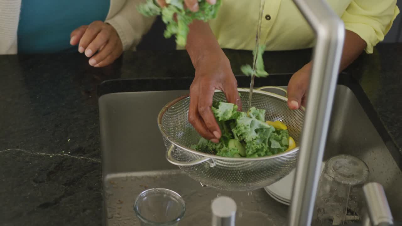 personas mayores diversas cocinando en la cocina en el hogar de jubilados