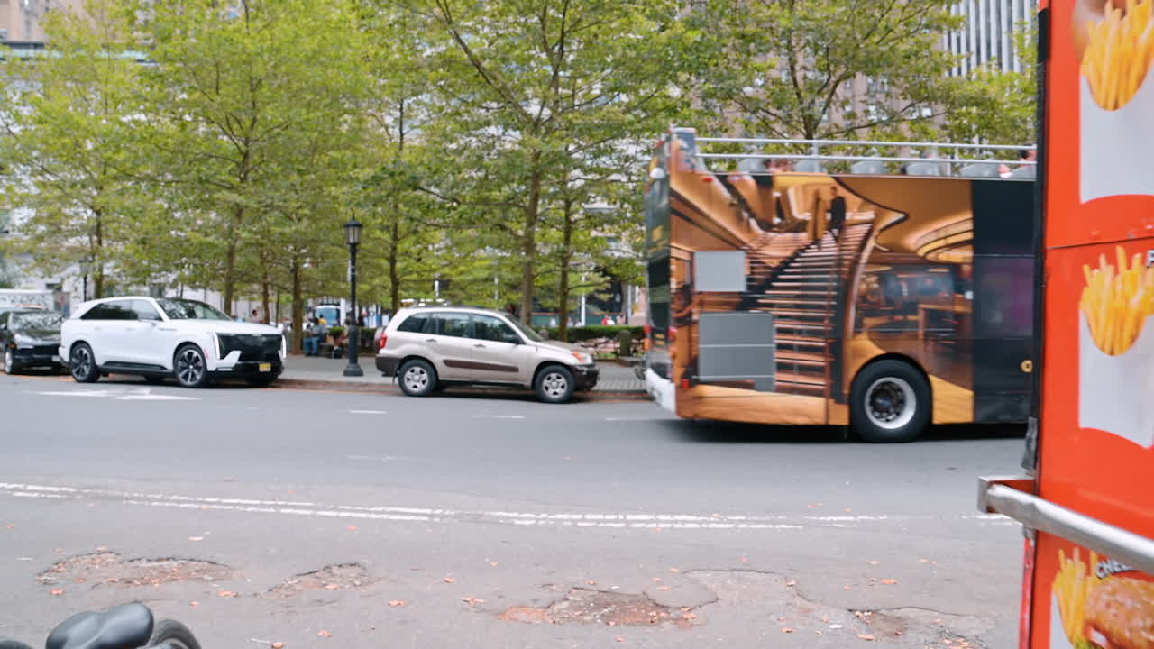 New York, VS, 8 augustus 2025: Meerdere huurfietsen staan op de stoep. Een dubbeldekkerbus rijdt door de straten van New York, VS