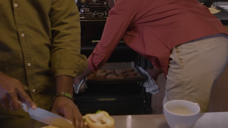 una pareja cocinando en la cocina.