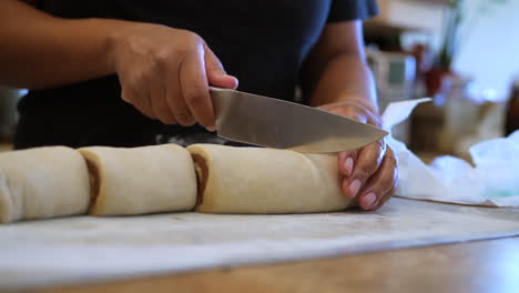 Schneiden-Von-Zimtrollenteig-Mit-Perfekten-Strudeln-Zum-Backen-Und-Servieren---Zeitlupe