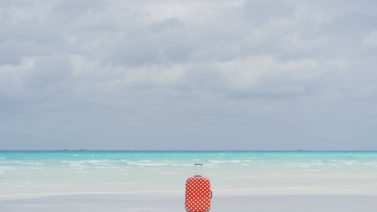 푸르키즈 바다에 의해 열대 해변에서 여행 수하물