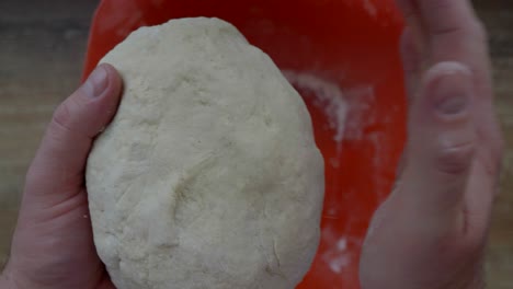 amasar la masa a mano mientras se preparan panes de trigo caseros