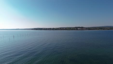 Vista-Aérea-Sobre-La-Laguna-Costera-De-Étang-En-El-Sur-De-Francia-Conectada-Al-Mar-Mediterráneo