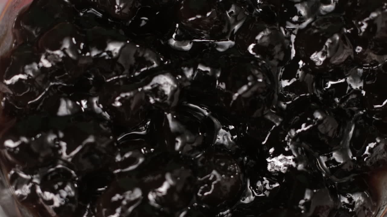 крупным планом жемчужины черной тапиоки для бабл-чая, вращающиеся в тарелке