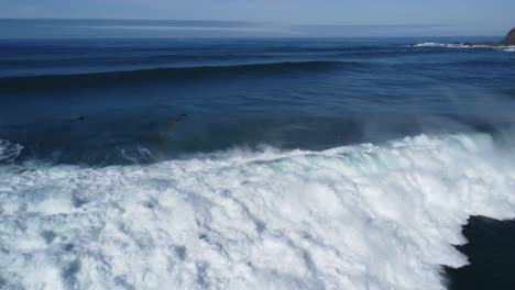 Algunos-Surfistas-En-Perfectas-Olas-Peladas-En-La-Playa-De-Telheiro-En-El-Océano-Atlántico-Europeo