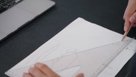 정사각형 측정, 4k로 종이에 학생 손 스케치 디자인을 닫습니다.