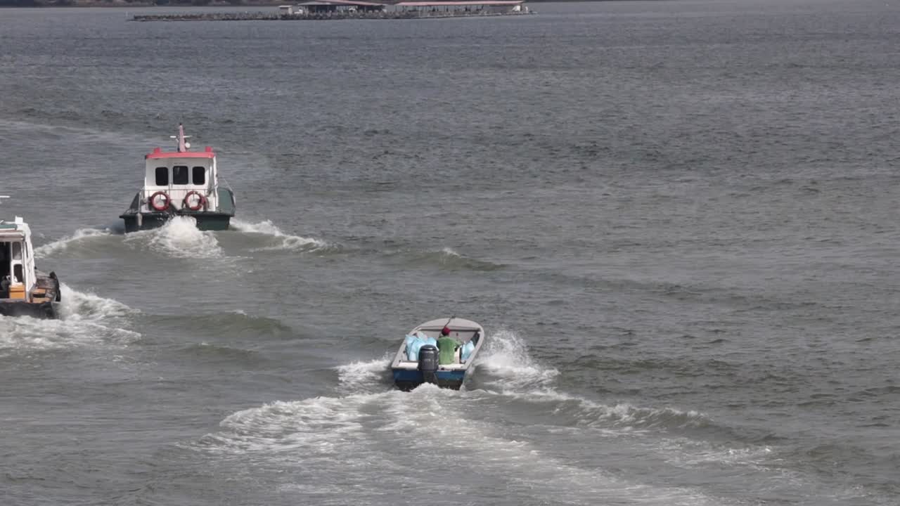 barcos navegando hacia el mar