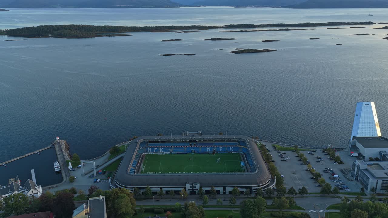 Céu noturno sobre o estádio de futebol de Molde, Noruega, vista aérea.