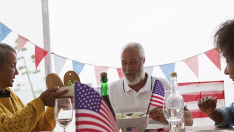 Familia-Multigeneracional-Teniendo-Comida-De-Celebración