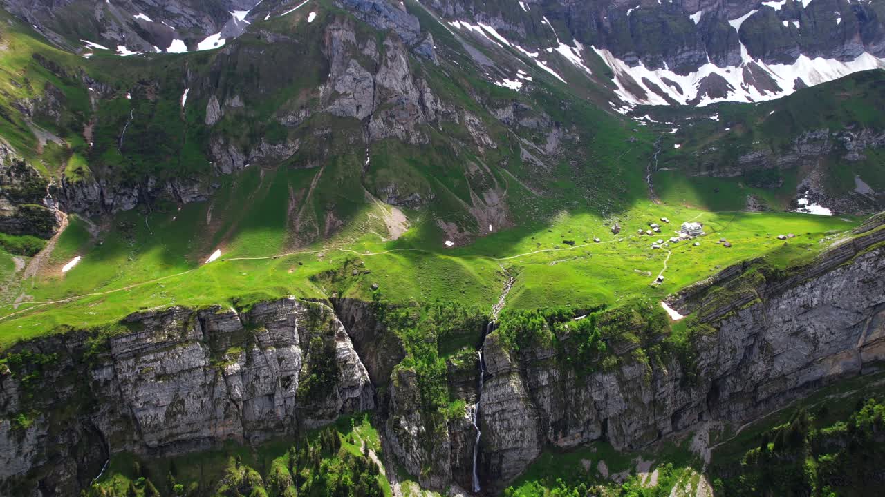 스위스 아펜젤 지역의 셰플러 산맥에서 폭포가 있는 산의 4k 드론 항공 촬영