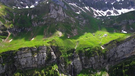 fotografía aérea de 4k de la montaña con cascada en el área de la cresta de schaeffler en la región de appenzell de suiza