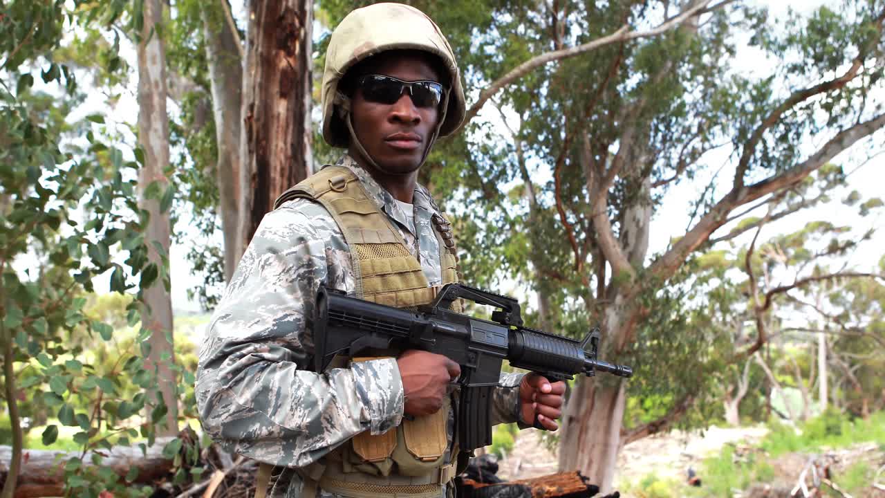 Militær soldat som vokter med en rifle