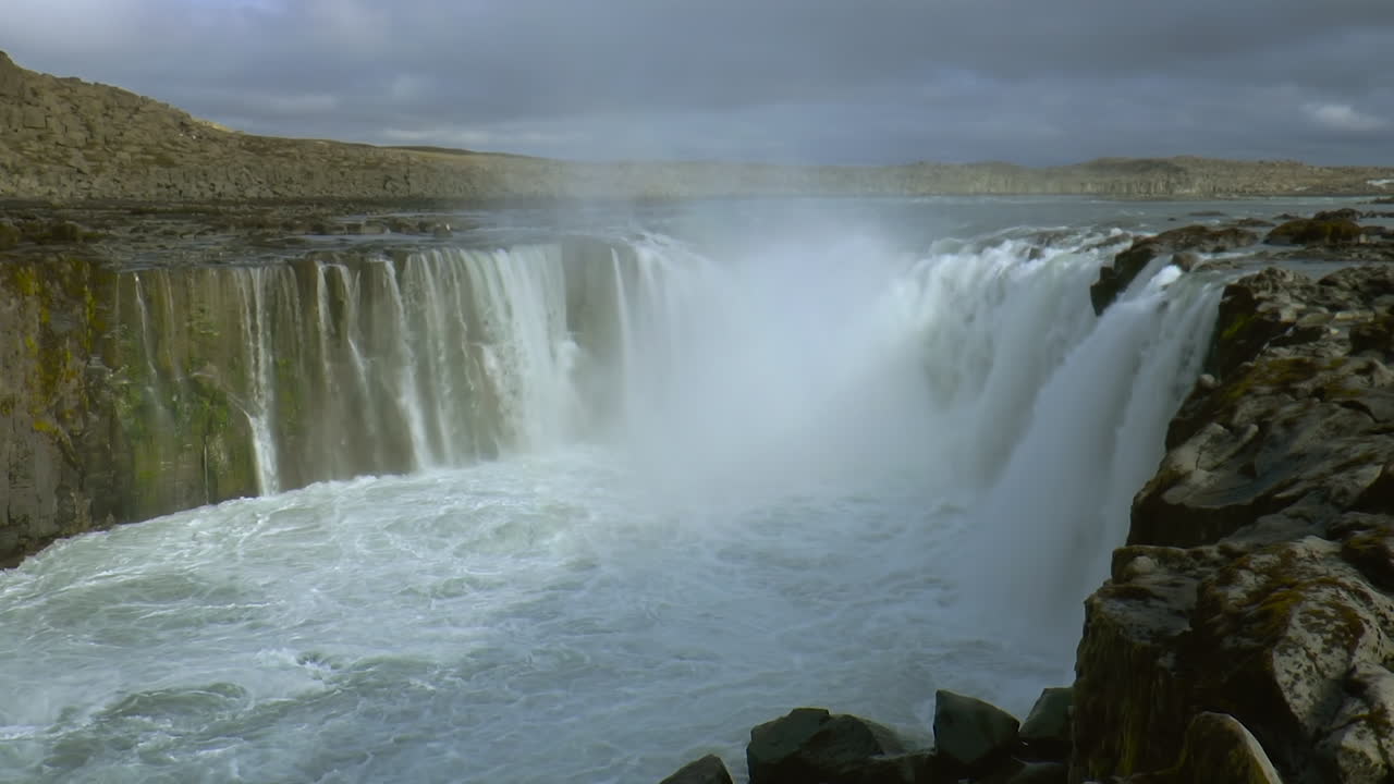 imágenes en cámara lenta de la cascada de selfoss en el parque nacional de jokulsargljufur, islandia