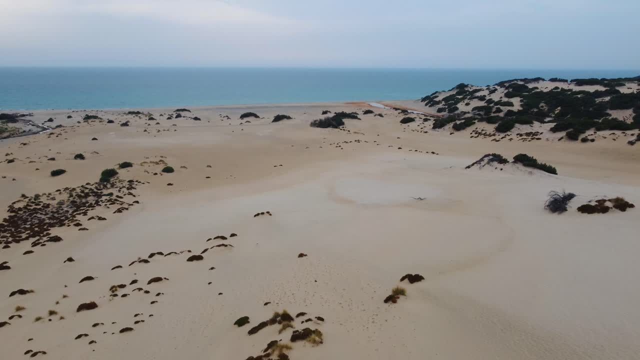 dune di piscinas, 이탈리아 사르데냐 섬의 모래 해변이 있는 해변 옆에 있는 크고 거대한 모래 사막