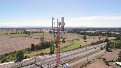 una impresionante vista aérea de una torre de señales telefónicas