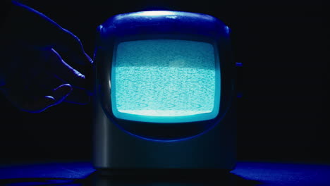 tv retro, televisión vintage en una configuración nostálgica, una tv retro muestra grano en la pantalla, dispositivo aterrador de la noche de halloween bueno para la llave de croma y la pantalla verde. imágenes de alta calidad 4k