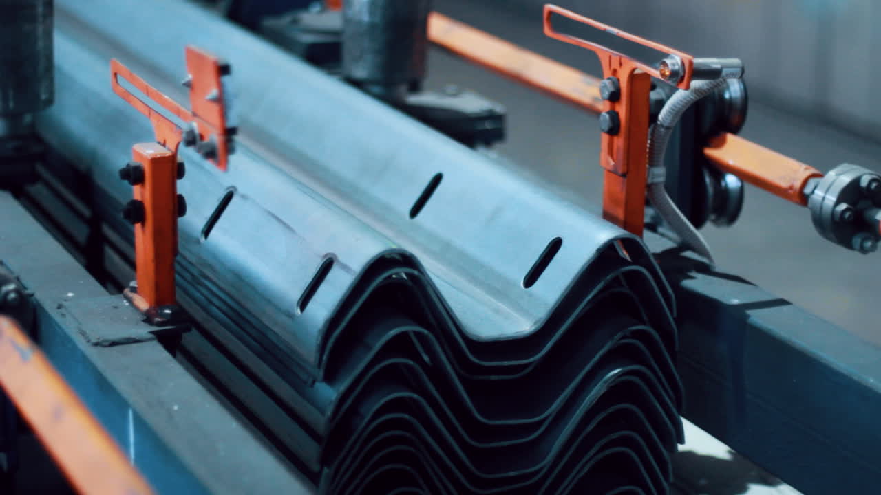 proceso de producción de acero laminado en frío. máquina de doblar automática para metal