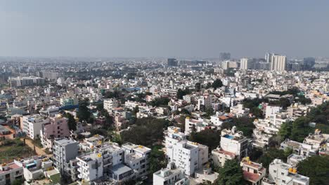 vista de drones de gran ángulo de un distrito de bangalore con un enfoque en edificios residenciales
