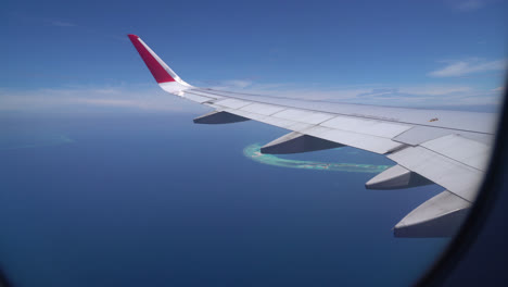 Vista-Superior-De-Las-Islas-Maldivas-Desde-La-Ventana-Del-Avión