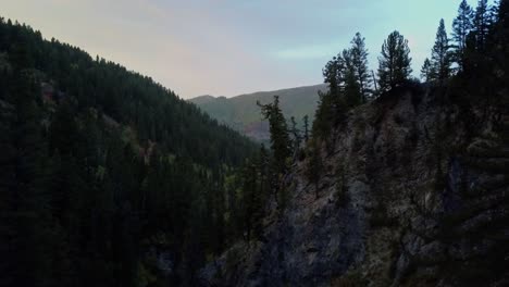 Schöne-Luftaufnahme-Des-Herbstwaldes-In-Den-Bergen-Der-Großen-Baumwollschlucht-In-Utah,-Usa