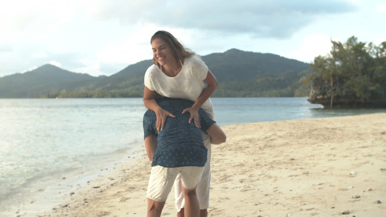 그들의 사랑 이야기가 시작된 해변