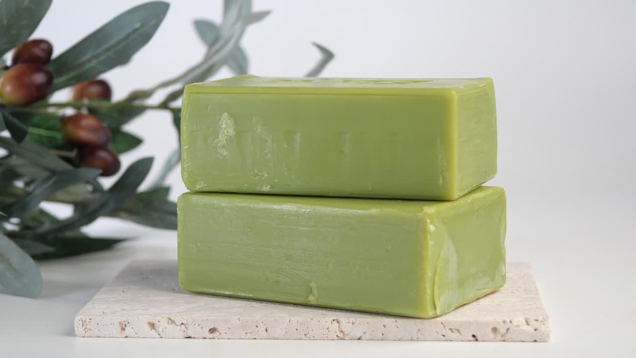Due saponette allineate di sapone verde all'olio d'oliva