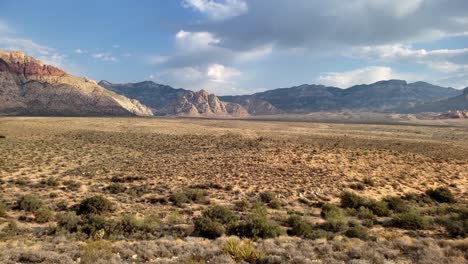 Red-Rock-Canyon-Unter-Dramatischen-Wolken-Mit-Schwenk-Nach-Links