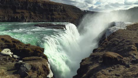 Nebliger-Wasserfall-In-Island