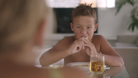 nadar en la piscina le hacía tener hambre.