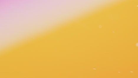 animación de burbujas que se mueven sobre un fondo amarillo con espacio de copia