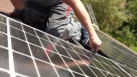 Instalación-De-Paneles-Solares-A-Mano-En-Casa-De-Civiles,-Energía-Sostenible