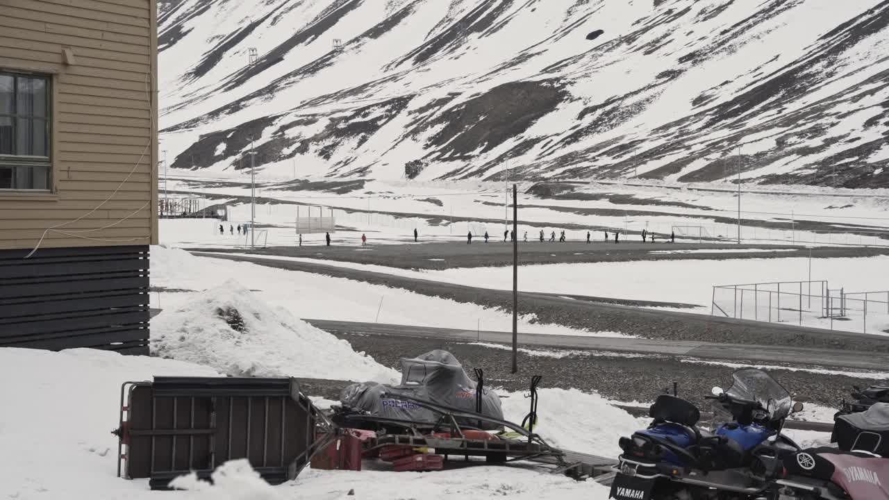 스발바르에서 얼어붙은 추위 속에서 축구를 하는 아이들, 핸드헬드 보기