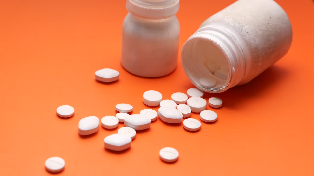 오렌지색 배경에 색 알약