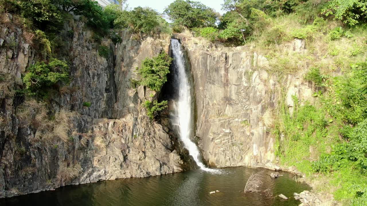 corriente que fluye de la bahía de la cascada en pok fu lam, hong kong, vista aérea