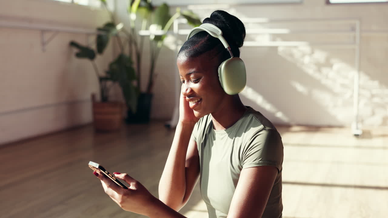 Donna che ascolta musica con le cuffie