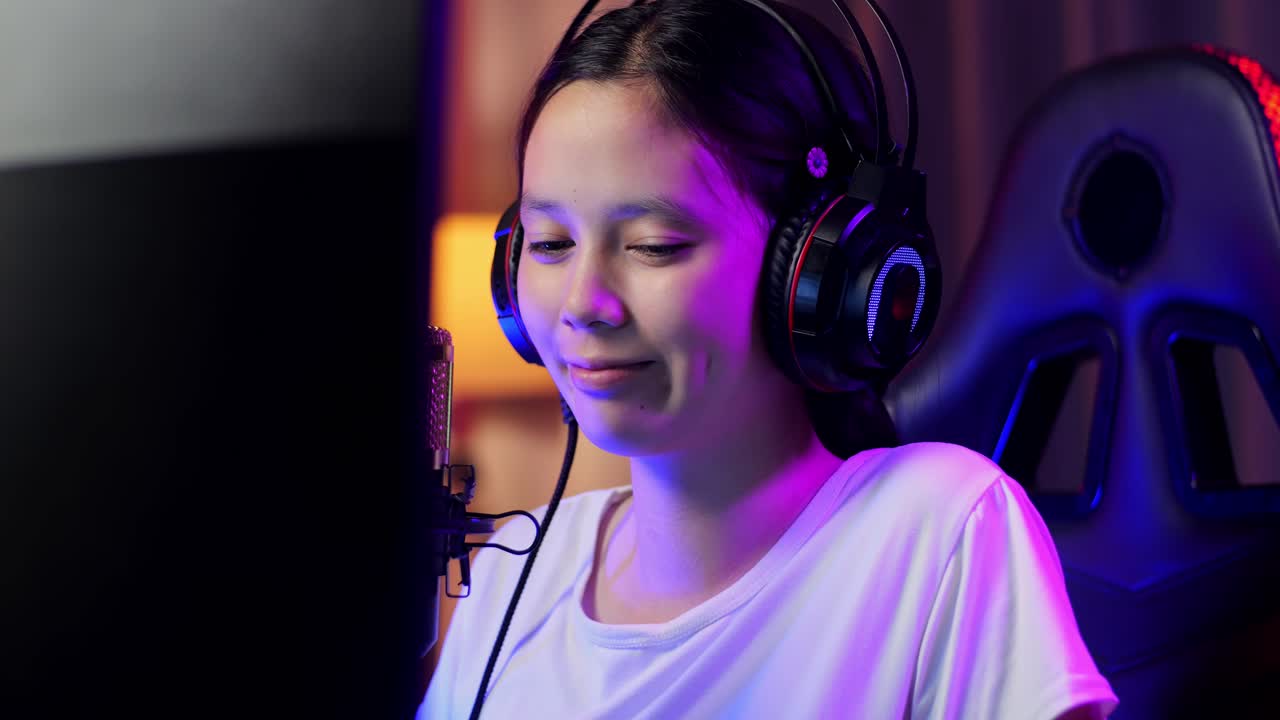 niña adolescente jugando