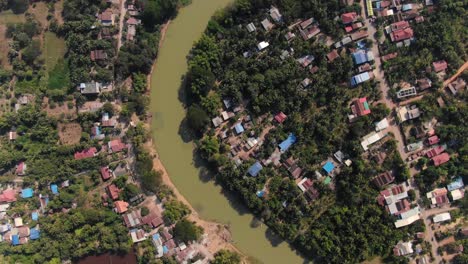 Clip-Aéreo-Del-Río-Sangkae-Y-áreas-Periféricas-En-Battambang,-Camboya