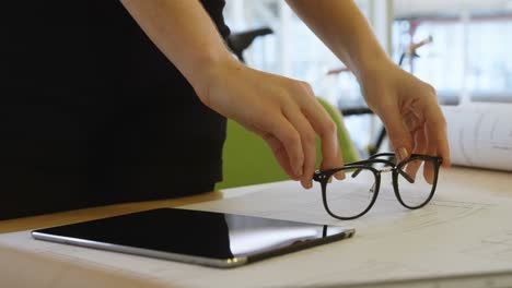 mujer de negocios usando tableta digital en la oficina 4k