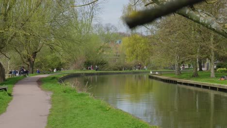 movimiento de la cámara sobre el río en cambridge en la distancia un viaje de la gente caminando alrededor