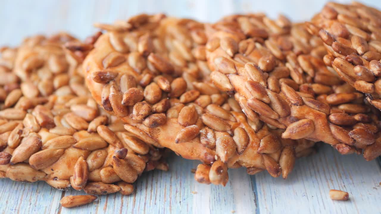 나무 테이블 에 있는 선플라워 씨드 쿠키