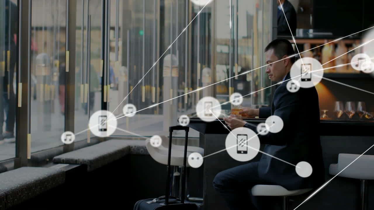 animación de la red de conexiones con dispositivos iconos sobre empresario caucásico