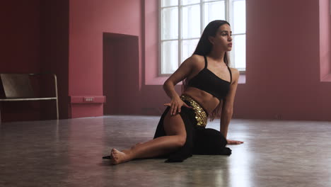 Mujer-Joven-Bailando-En-Un-Salón-De-Clases