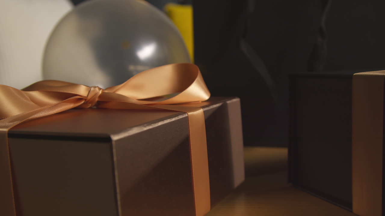 cerca de regalos envueltos en la mesa en el salón en casa con globo